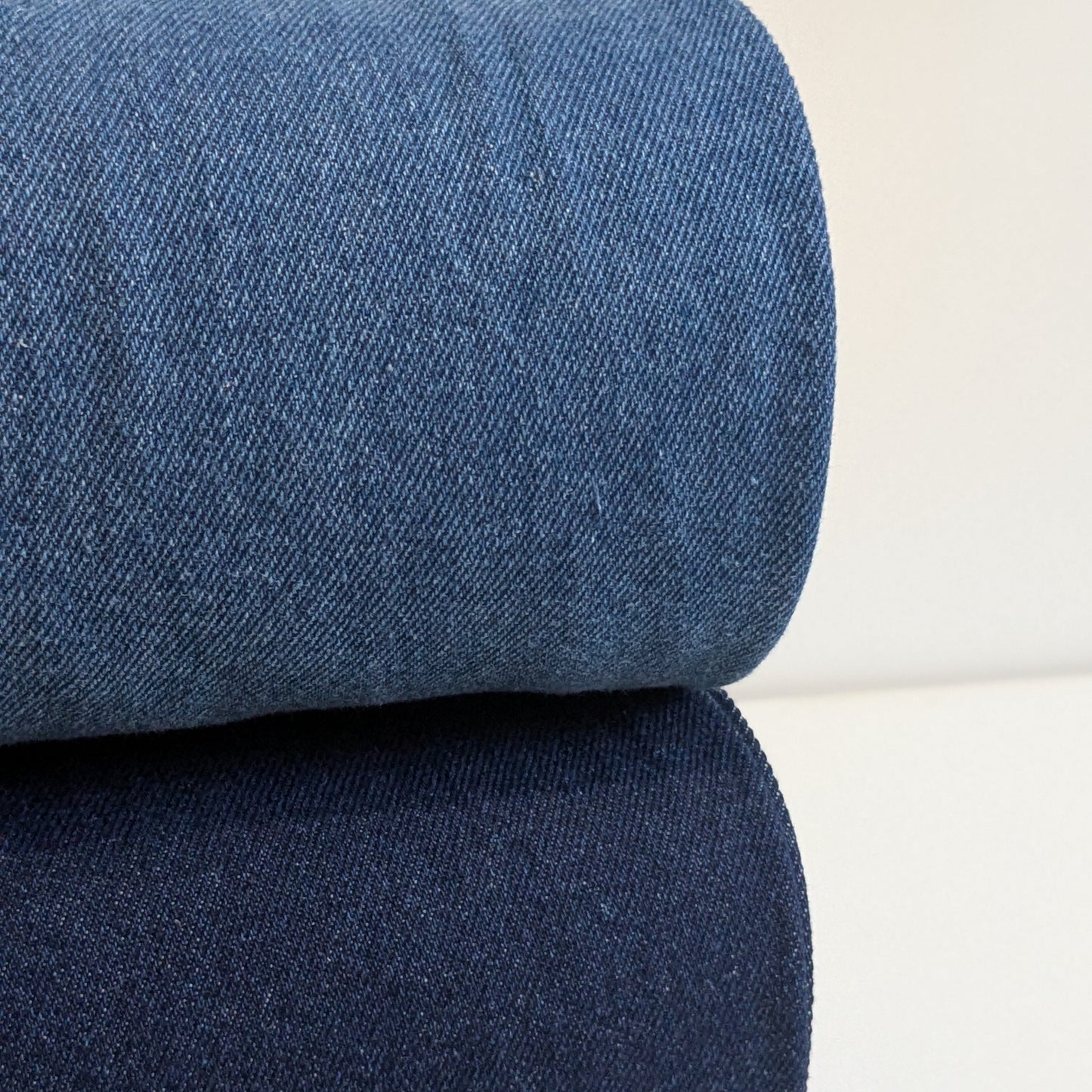 Échantillon de Tissu Jeans 100% coton bleu moyen (Stoned), gros plan sur la texture denim en rouleau.