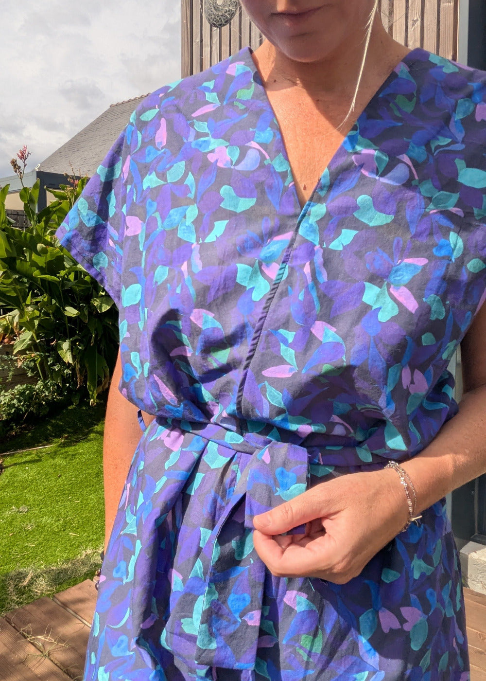 Veste légère violette à motifs bleu-vert, en taille kimono avec ceinture à nouer autour de la taille.