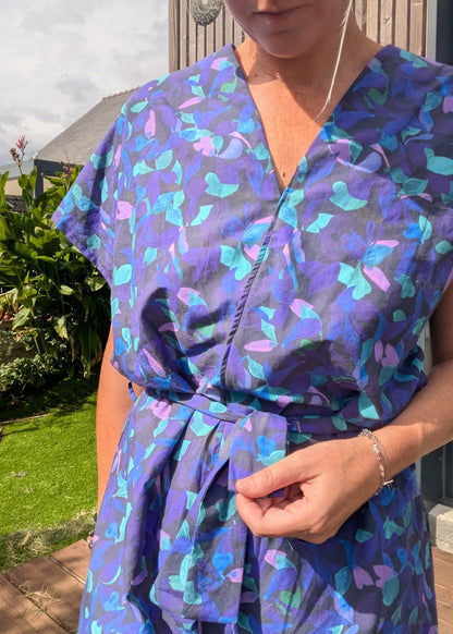 Veste légère violette à motifs bleu-vert, en taille kimono avec ceinture à nouer autour de la taille.